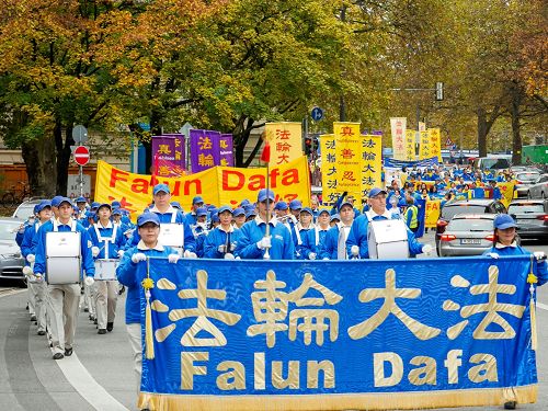图1-5:近千名欧洲法轮功学员在德国慕尼黑举办了盛大游行活动,传递真相