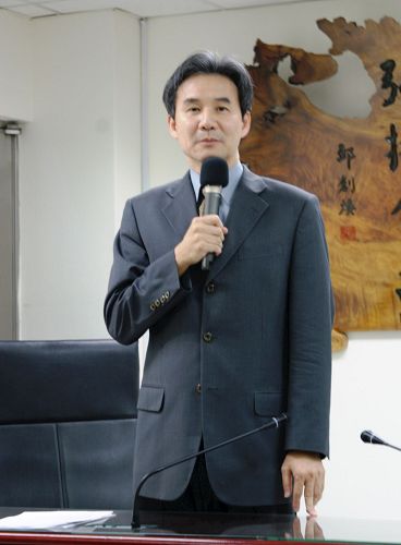 '图3:主持人、社团法人新三才文化协会理事长许凯雄开场表示座谈会意旨在让社会大众明白真相。'