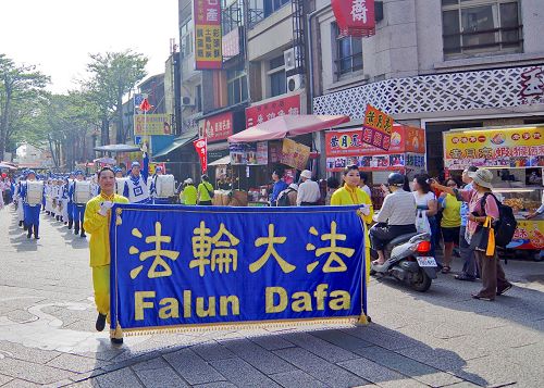 '图1:天国乐团应邀参加二零一六幸福台湾节活动,游行经过鹿港镇知名的观光老街。'