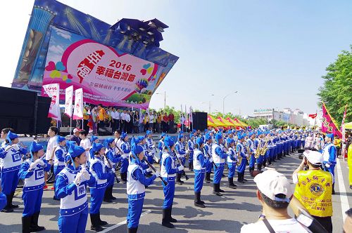 '图2:天国乐团在舞台前表演。'