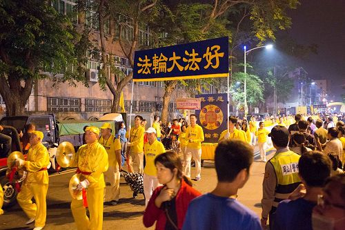 '图7-8,法轮功队伍多姿多彩,广受民众欢迎'