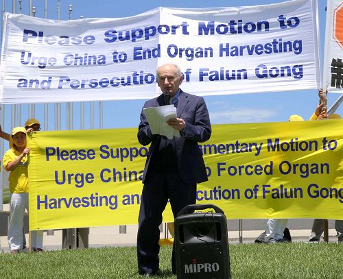 著名国际人权律师大卫·麦塔斯(David Matas)在集会上发言