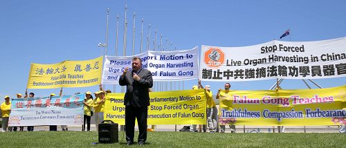 澳洲国会议员克雷格·凯利(Craig Kelly)在集会上发言