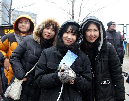 图14:Meerae是韩国留学生,她和她的同学们看到天国乐团很兴奋,不停的拍照和欢呼。