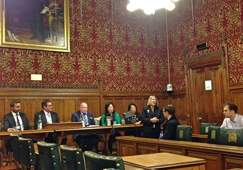 图1:二零一六年十一月二十二日晚,英国保守党人权委员会主席菲奥娜•布鲁斯议员(Fiona Bruce MP)和副主席本尼迪克特•罗杰斯(Benedict Rogers)联合主持英议会大厦《难以置信》放映研讨会。