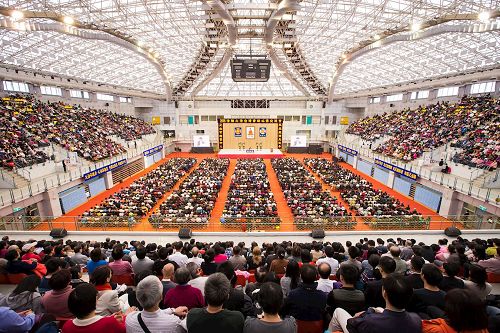 '图1:二零一六年台湾法会在台湾大学体育馆隆重召开。'