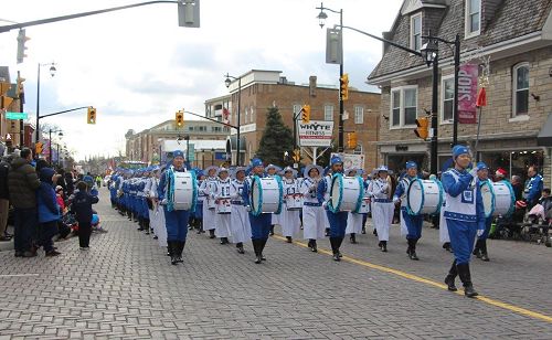 '图1~6:多伦多天国乐团11月26日(星期六)应邀参加了多伦多北边的Markham (万锦市)11点的圣诞大游行。给华人比例占总人口30%的万锦市带来了节日的问候。'