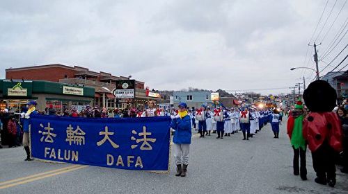 '图3:法轮大法天国乐团的队伍引领整个游行队伍穿越舍布鲁克市'