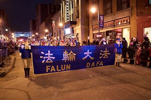 '图5:天国乐团队伍经过灯火通明的舍布鲁克市中心街道'