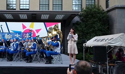 '图2:主持人在演奏开始时向公众介绍法轮大法'