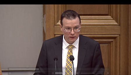 '图2:丹麦人民党(Danske Folke Parti)议员肯尼斯克里斯坦森?拜特(Kenneth Kristensen Berth)发表演讲。(丹麦议会网页录像截图)'