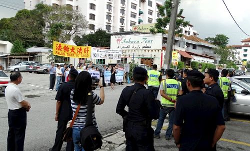 '图2:2016年12月10日国际人权日,马来西亚法轮功学员在中使馆附近举行集会,强烈谴责中共迫害,吸引了多位警官前来了解真相。'