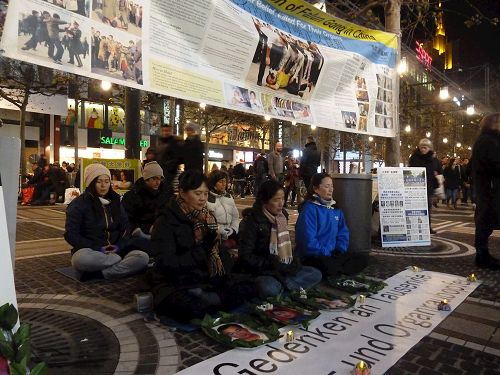 '图1:十二月十日国际人权日的晚上,法兰克福法轮功学员在蔡尔大街上举办烛光守夜,纪念在中国被迫害致死的法轮功学员。'