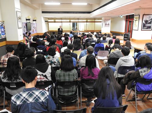 '图1:二零一六年十二月八日,在中正大学图书馆举行《活摘》纪录片放映及座谈会。'