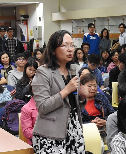 '图4:中正大学副教授廖蕙玟(持麦克风发言者)相信活摘证据终有水落石出的那一天。'