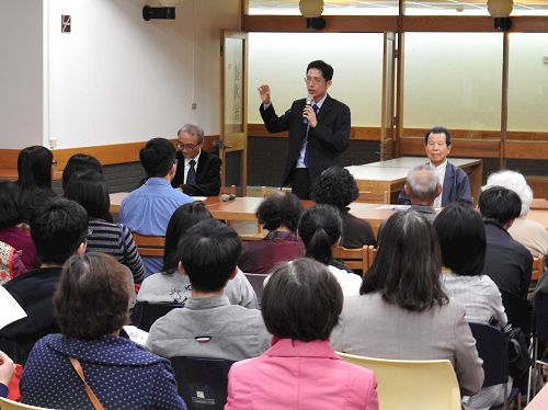 '图5:郑元瑜医师(持麦克风发言者)表示中共活摘器官是人类史上最残酷的迫害。'