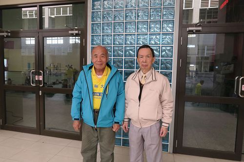 '图2:八十三岁的赖玉坤(左)和七十六岁的赖文科(右)学炼法轮功神采奕奕。'