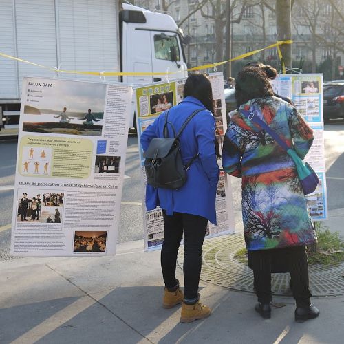 '图1~2:大陆游客认真阅读真相展板'