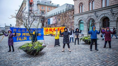 '图1:在斯德哥尔摩最热闹的皇宫旁的钱币广场,法轮功学员向民众讲真相,揭露中共迫害。'