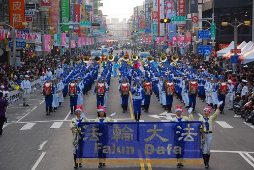 '图1~2:天国乐团连续第六年应邀参加国际管乐节踩街演奏'