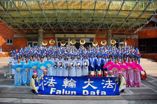 '图8:游行前,法轮功学员合影向师父拜年'