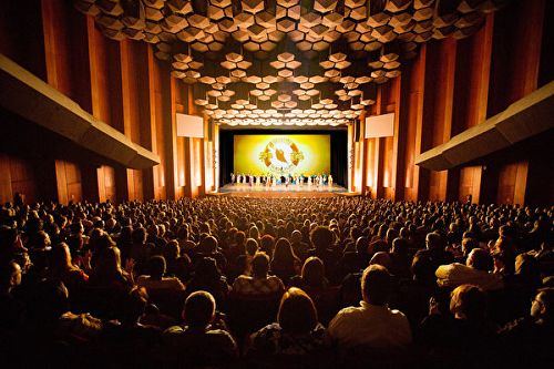 美国神韵国际艺术团2016年12月26日下午两点在休斯顿琼斯表演艺术剧院的首场演出爆满加座,成功拉开休斯顿12场盛大演出的序幕。