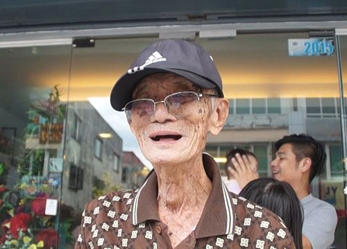 '图10:冯老先生满怀欣喜地给法轮功送上祝福:“祝法轮功发扬光大。”'