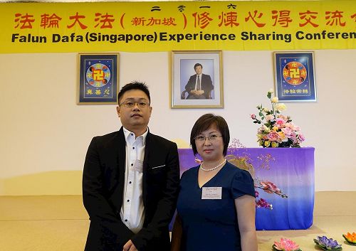 '图3:在法会上交流心得的胡先生与太太小花在法会现场留影。'