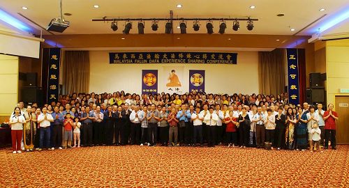 '图4:马来西亚法轮功学员向师尊恭贺新年'
