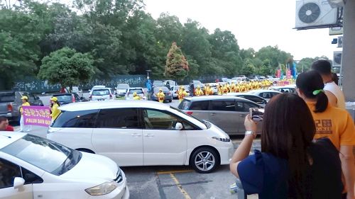 '图3~5:法轮功学员在雪兰莪州蒲种公主城举行游行,受到民众的欢迎。'