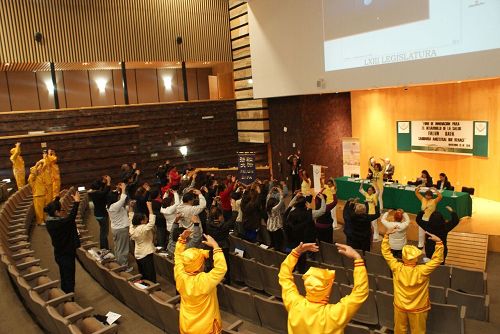'图3:与会者们在学习第二套功法'