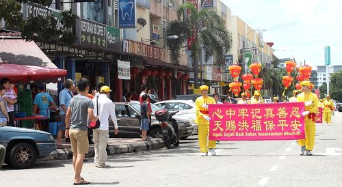 图1-5:来西亚法轮功学员在蕉赖皇冠城举办了新年文化游行,广获民众的欢迎