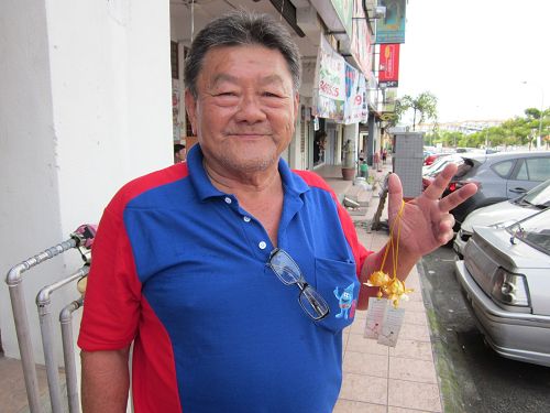 图12:林玉標先生很开心在这儿能够看到法轮功学员举办的游行。