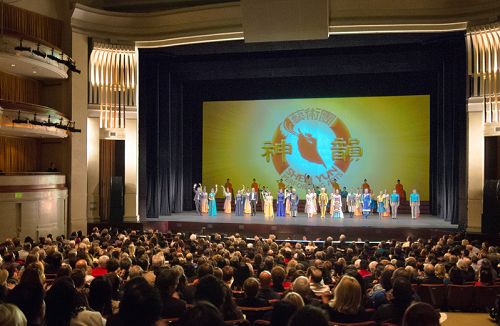神韵纽约艺术团在圣地亚哥加州艺术中心(California Center for the Arts,Escondido)自首演一票难求到终场的一票难求,连续三天四场演出都爆满