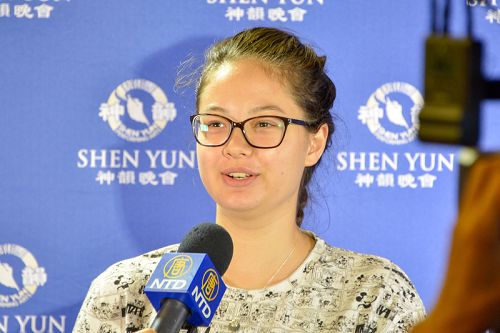 华裔混血儿常优美(Tiffany Stephens)看完神韵世界艺术团的演出后说:“我觉得自己真的是在享受这场盛宴,神韵带我穿越的是一场神奇的文化之旅,我感到神韵帮我找到了自己的根。”