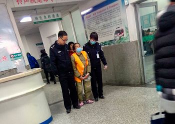 图:身穿囚服的是霍会贤老人