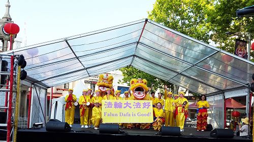 参加演出的法轮功学员一起向观众发出的祝福声:“中国新年好!法轮大法好!”