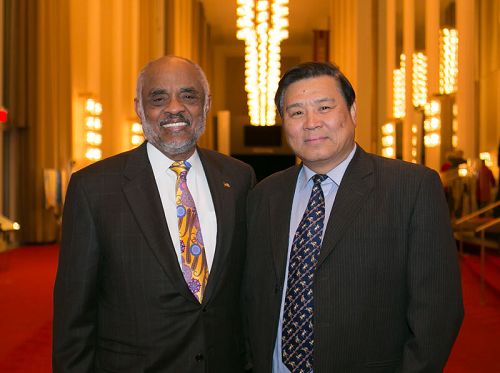 前美国海军副部长佩恩(B.J. Penn)先生(左)与友人观看了二月十七日晚的演出。