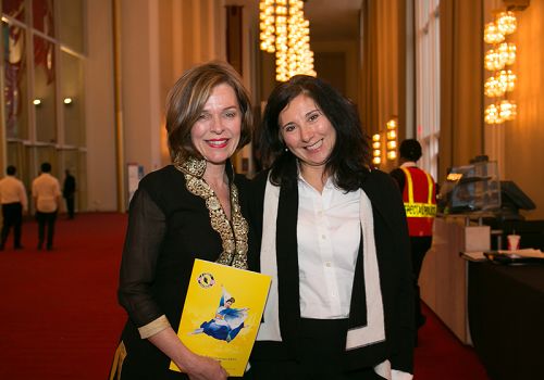珍•奥尔森(Jean Olsen)和 安吉拉•加里阿诺(Angela Galianoo)是美国国务院驻外办事处官员,她们结伴观赏了周日下午的神韵演出。