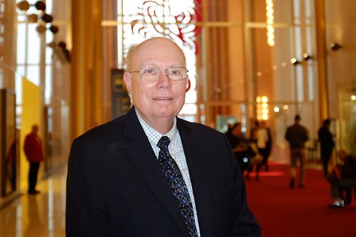 美国天主教大学(The Catholic University of America)著名教育家、前学术副校长、教育系圣安塞顿讲座教授约翰•康维(John Convey)博士观赏了神韵纽约艺术团在肯尼迪艺术中心歌剧院的最后一场演出。