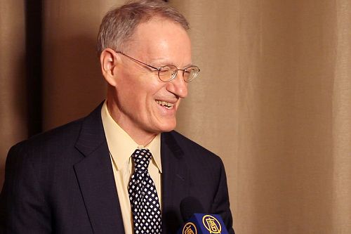 移民律师戴维•克里弗兰德(David Cleveland)两年前就曾在肯尼迪艺术中心观看过神韵,这是他第二次观看神韵。