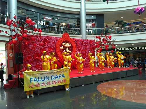 图4-5:购物中心里,三层楼的人们驻足观看法轮功学员的腰鼓队表演