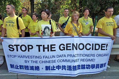 图:法轮功学员在中共大使馆前抗议中共迫害法轮功
