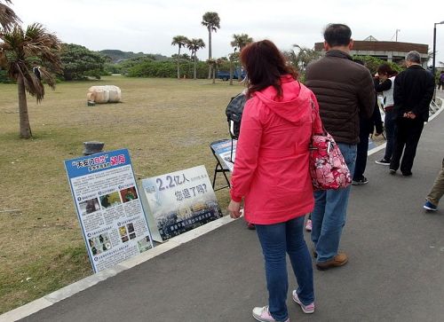 图5:游客驻足观看天安门自焚真相看板