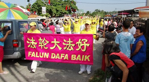 图1-6:充满传统文化和喜庆气息的法轮功游行队伍,一路上广获士毛月华人聚集地的民众的欢迎。