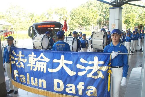 天国乐团在马六甲巴士总站演奏,吸引正在等待巴士的民众观赏。