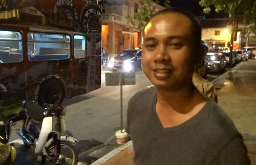 军人行进乐队成员Mohd Khairi很高兴在鸡场街(又称文化街)观赏到天国乐团的演奏。