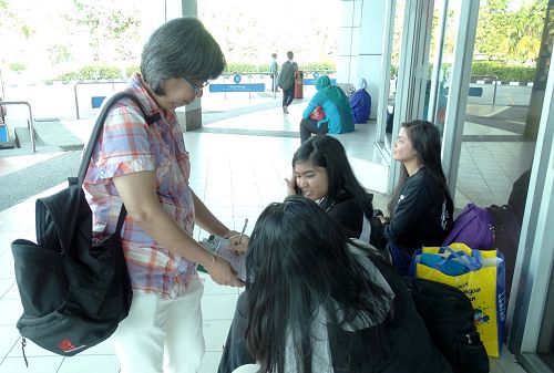 Anis, Nadiatul,Nurul签名刑事举报江泽民。