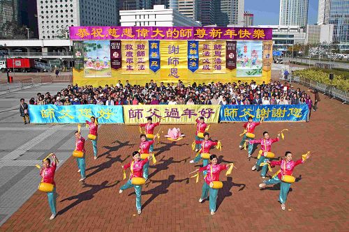 腰鼓队表演,向师尊拜年。