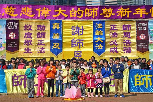 小弟子恭敬合十,齐声恭祝师父新年快乐。